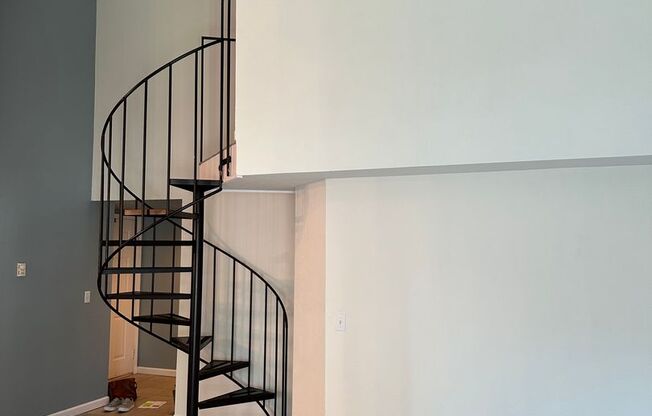 Colonial Square Top Floor Condo for Rent