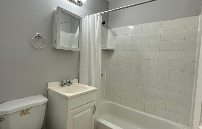 1 bed, 1 bath, $1,100, Unit 2206 Roslyn Ave Unit 8