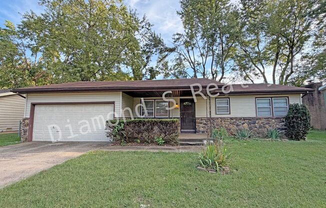 3 Bedroom Home Located Near Sunset & Campbell