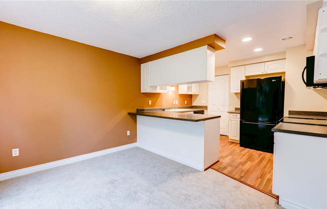 REMODELED, TOP FLOOR KIRKLAND 2 BED CONDO AVAILABLE JULY 2022