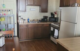 1 bed, 1 bath, $1,000, Unit 1751 Monroe Street - Rear