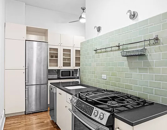 1 bed, 1 bath, $3,350, Unit 2R