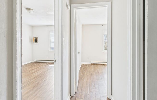 2 beds, 1 bath, $1,250, Unit 4