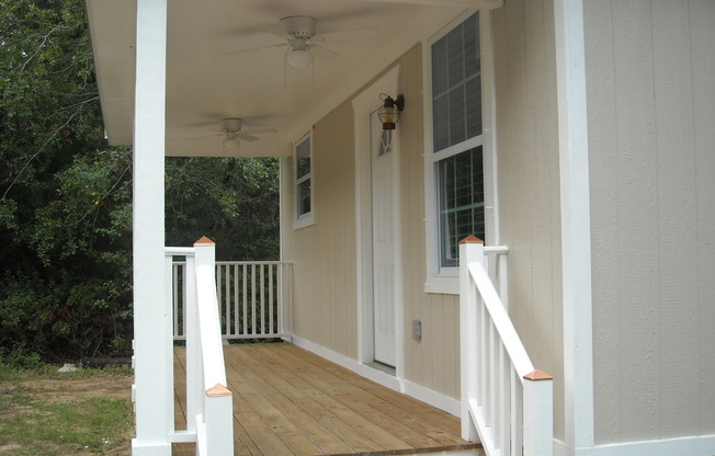 Totally renovated 1BR/1BA cottage, minutes to I10, NAS and beaches