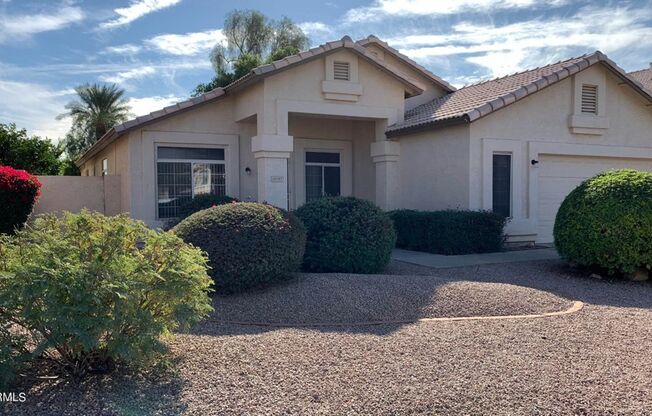 3 bed, 2 bath home w/den and 2 car garage in Goodyear!!