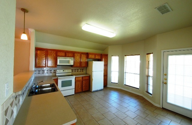 3 beds, 2 baths, $1,400