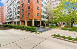 Large 1 Bed/Bath Evanston Condo with TWO Parking Spaces!