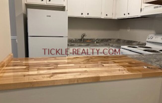 2 beds, 1 bath, $1,195, Unit 3