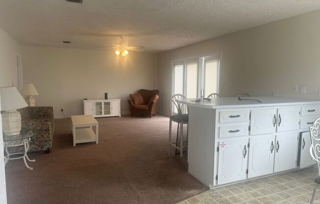 2 beds, 1 bath, $1,350, Unit Upper