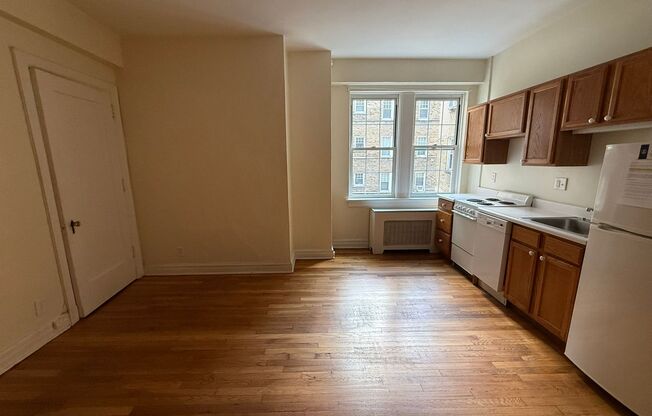 Studio, 1 bath, 294 sqft, $1,225, Unit New King Edward 710