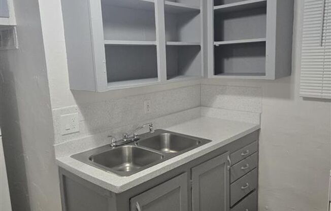 1 bed, 1 bath, $999, Unit #7