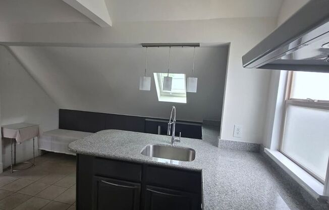 Upstairs 2bd/1ba Near Lake Merritt – $1,800