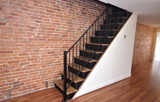 Spacious Riverside 3bd/2.5ba home CAC and off-street parking! Available 7/15