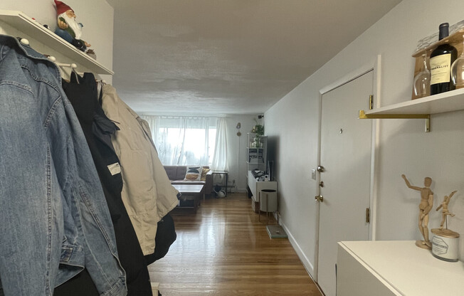 2 beds, 1 bath, 850 sqft, $2,600, Unit 14