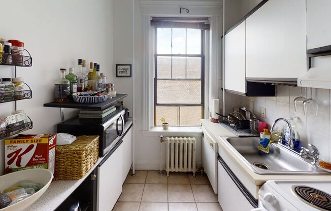 3 beds, 1 bath, $2,750, Unit # 41