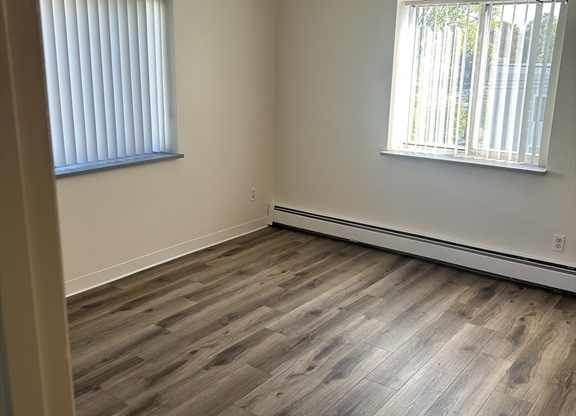 2 beds, 1 bath, 800 sqft, $2,200, Unit 35