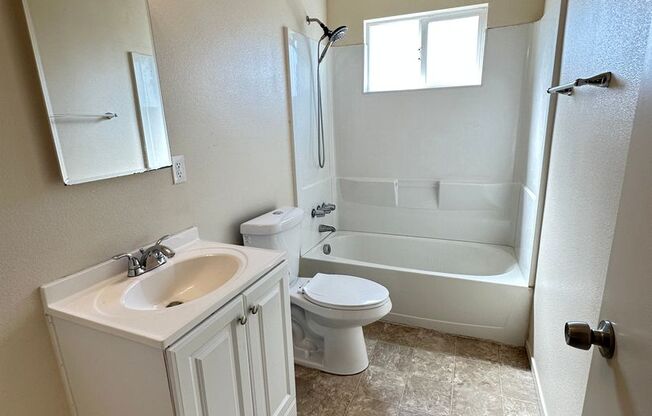 2 beds, 1 bath, $1,300, Unit 1100 E 17th St Apt 08