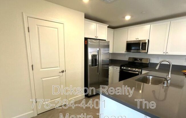 963 CASCADE RANGE DR
