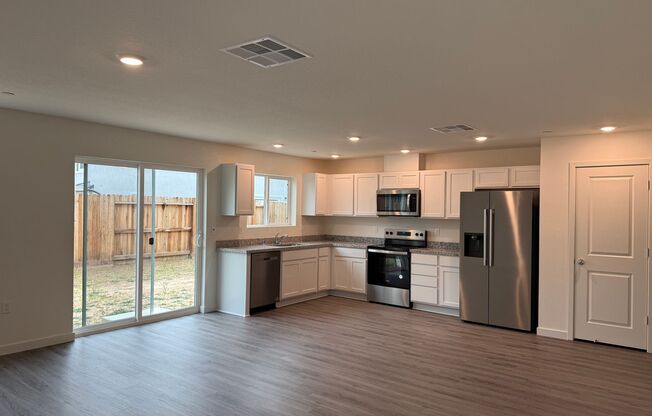 3 Bed 2.5 Ba 2 Car Garage in Roseville!