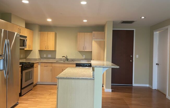 1 BD / 1 BA Top Floor Peloton Unit! Available Now!