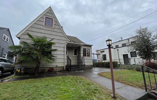 Charming 3 Bed + 1.5 Bath Home in NE Portland! Near Adidas, Hardwood Floors and Fireplace!!