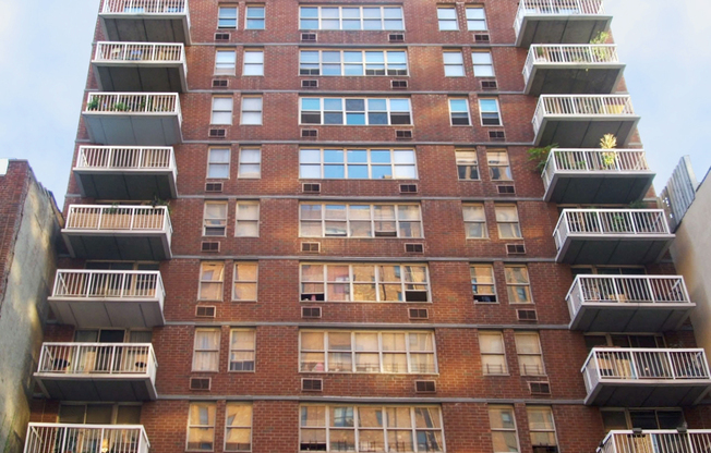 420 W 23 ST