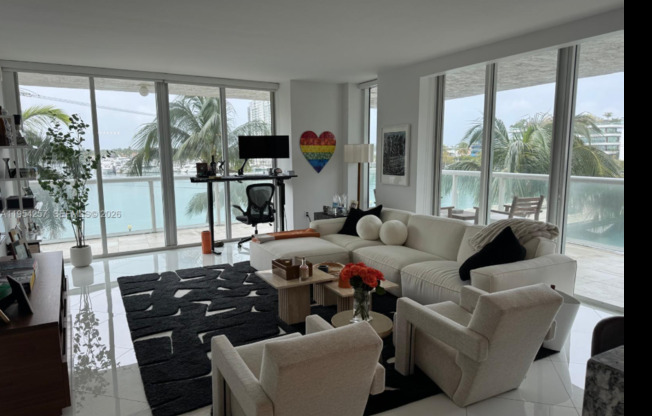 10 VENETIAN WAY