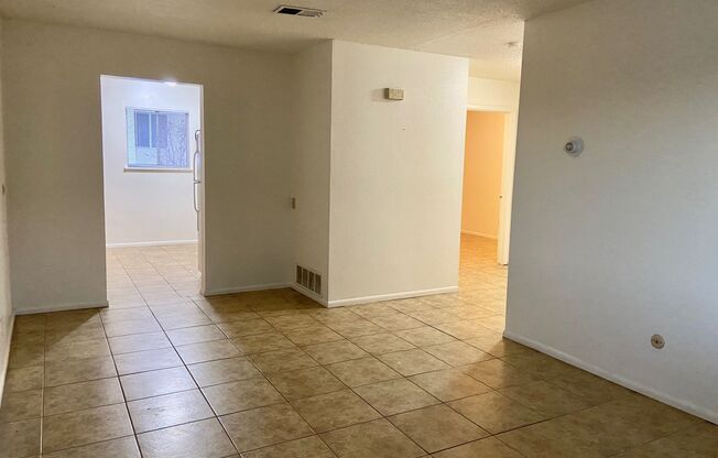 2 beds, 1 bath, 900 sqft, $750, Unit 5030 - Unit D, 1109 Louisiana Blvd