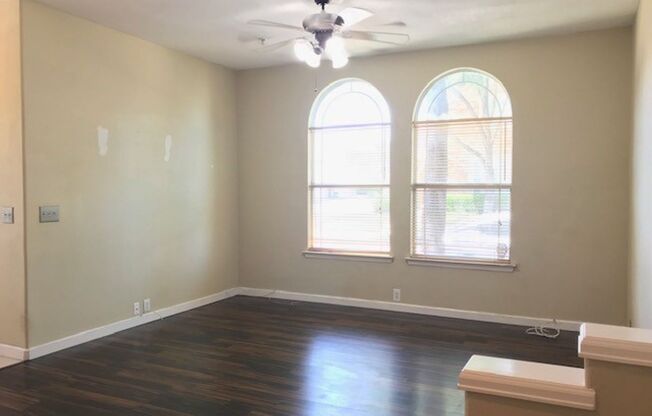 Large 3 bedrooms 2.5 Townhome for Lease