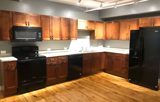 1 bed, 1 bath, 907 sqft, $900, Unit Smulekoff's Lofts - 411