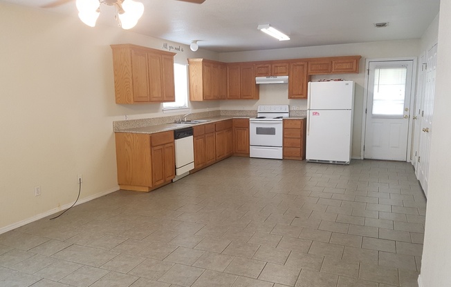 3 beds, 2 baths, $1,380