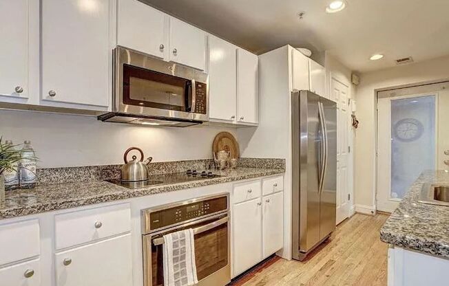 Charming 2 BR/1 BA Apartment in Woodley Park!