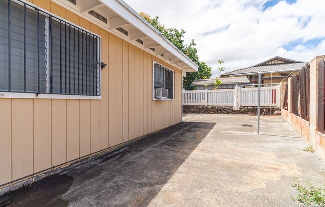 Studio in Salt Lake $1450 Electric Water and Sewer Included - 932 Alakapua St