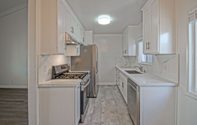 Remodeled & Incredibly Charming, 1BR1BA North MB Walkstreet Apartment in Well-Kept Ranch Style Building 100 Yards to Beach!