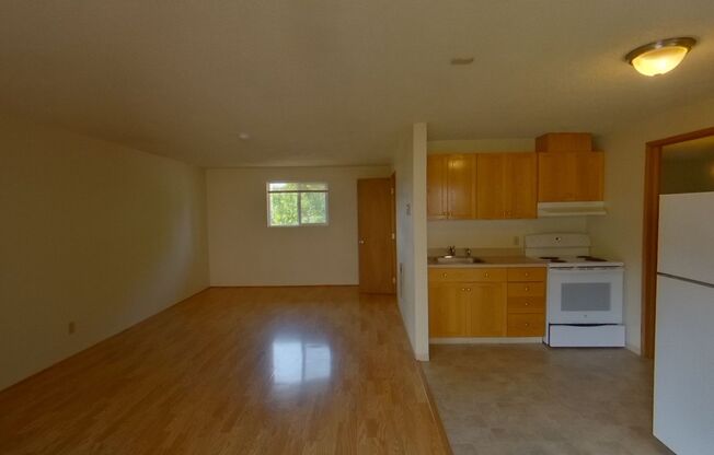 2 beds, 1 bath, $1,200, Unit 5