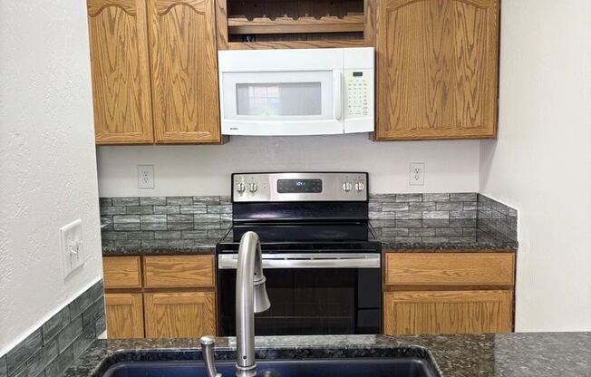 **COZY 2 BEDROOM/1 BATHROOM/GARAGE CONDO IN CHANDLER - (ALMA SCHOOL & ELLIOT)**