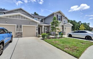 Like new 2 bedroom/ 2.5 bathroom townhome in Mandarin!