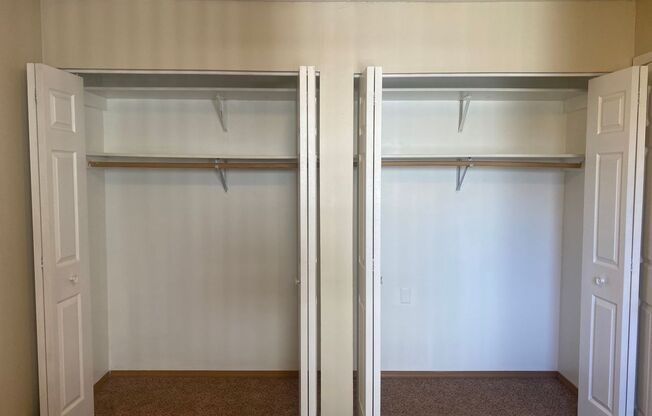 2 beds, 1 bath, 860 sqft, $1,300, Unit 211r
