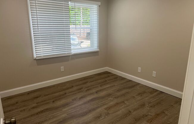 2 beds, 1 bath, 680 sqft, $2,350, Unit 27-11