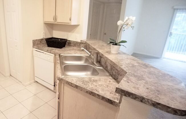 Beautiful 1/1 Condo x Rent @ The Crest at Waterford Lakes Close to UCF and Valencia College !!!