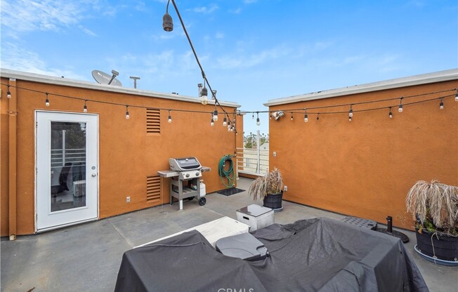 541 W 23 ST