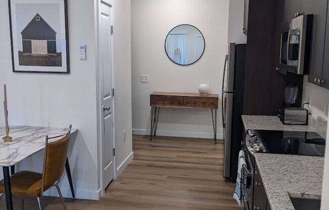 1 bed, 1 bath, 724 sqft, $1,650, Unit 5621 #101 Silverstone