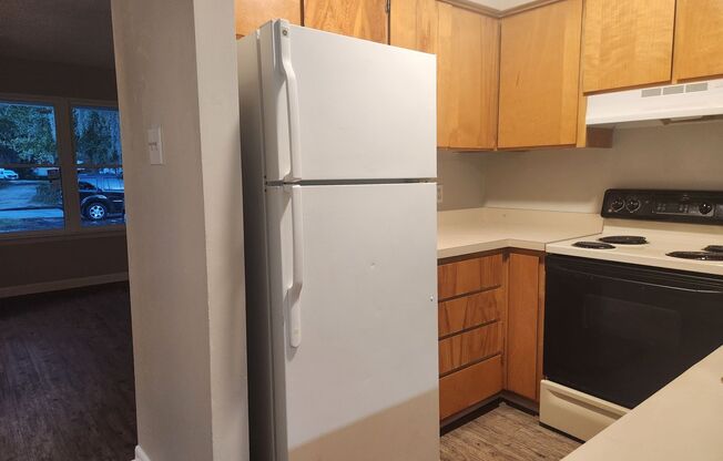 2 beds, 1 bath, 980 sqft, $1,275, Unit B