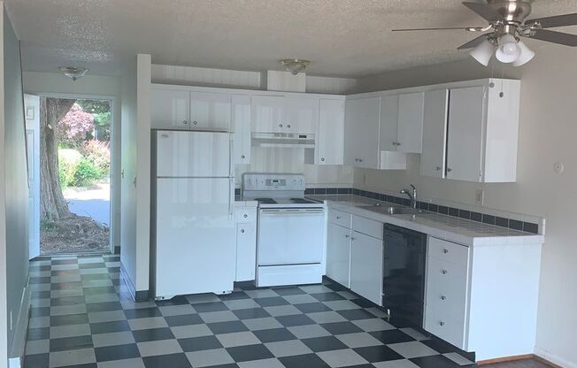 2 beds, 1 bath, 1,100 sqft, $1,350, Unit 7