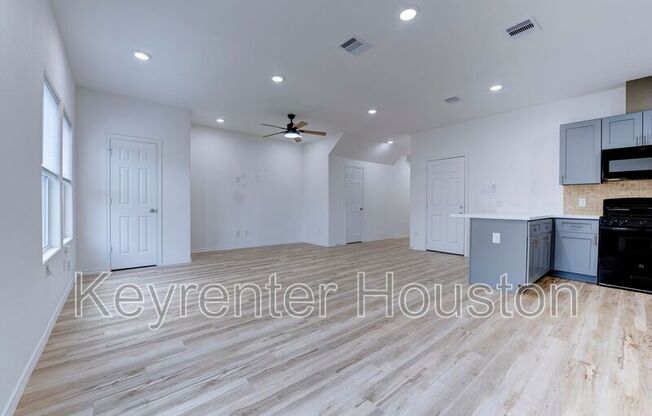 8203 WOODLYN RD