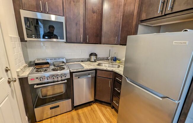 Fully Renovated Studio in Albany Park! Great Space to call your own!