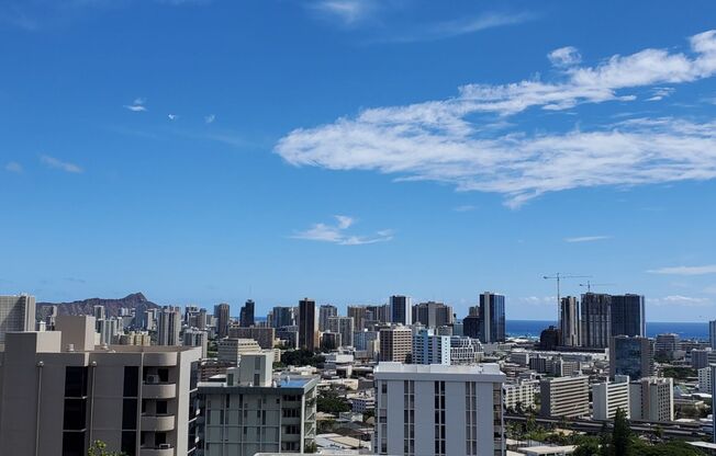 Perched on the slopes of Punchbowl - ocean and mountain views - fireworks on Friday!