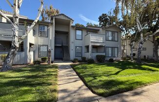 Parkview Condo close to shopping & Freeway!