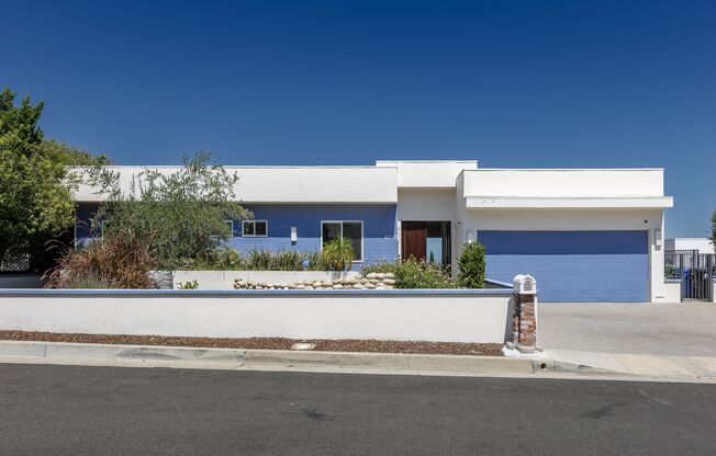 4 Br 5 Ba with STUNNING VIEWS and Jacuzzi