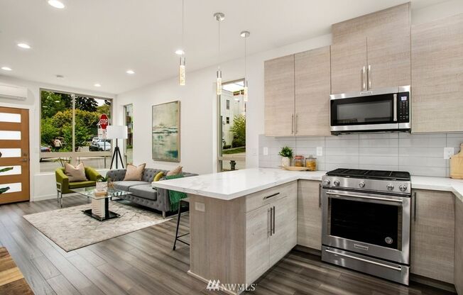 Beacon Hill Living: Contemporary Townhome with Rooftop Views
